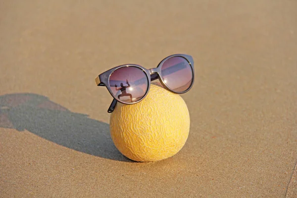 メガネ、ビーチ、海の中の黄色い美しいメロン, — ストック写真