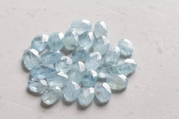 Aquamarine kő. Természetes kő és Aquamarine kristályok egy WHI — Stock Fotó