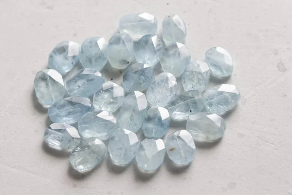 Piedra aguamarina. Cristales de piedra natural y aguamarina en un whi — Foto de Stock