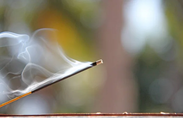 Incense stick and smoke from incense burning. Beautiful smoke. B — Stock Photo, Image