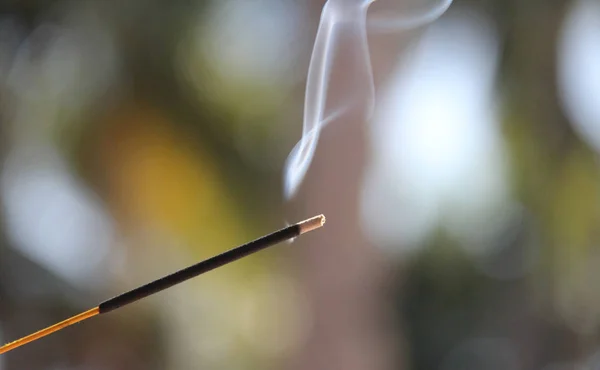 Kadidlo a kouř z spálení kadidla. Krásný kouř. B — Stock fotografie