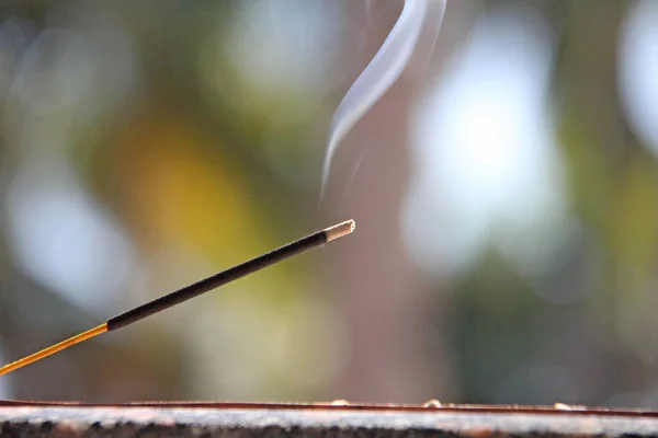 Incense stick and smoke from incense burning. Beautiful smoke. B — Stock Photo, Image