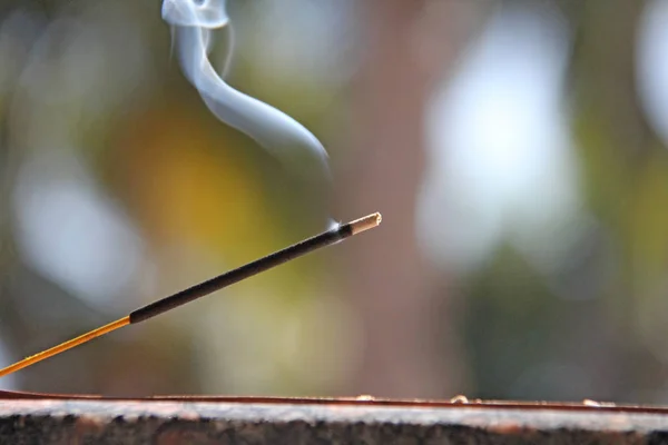 Varilla de incienso y humo de la quema de incienso. Hermoso humo. B) — Foto de Stock