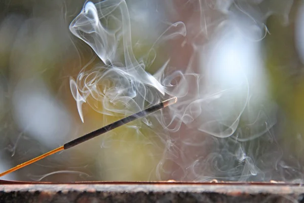 Varilla de incienso y humo de la quema de incienso. Hermoso humo. B) — Foto de Stock