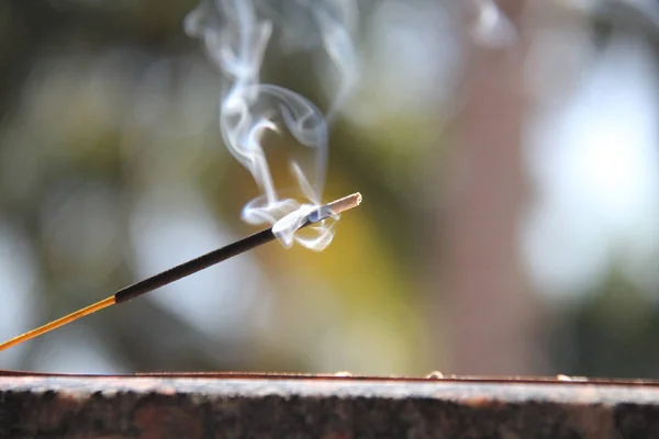 Räucherstäbchen und Rauch vom Räucherstäbchenverbrennen. schöner Rauch. b — Stockfoto