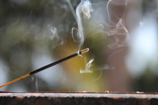 향이 타오르는 향과 연기. 아름다운 연기. B — 스톡 사진