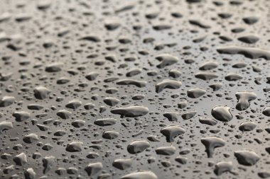 Arabanın Kaputuna Yağmur damlaları veya Su Damlaları. Yağmur Damlaları o