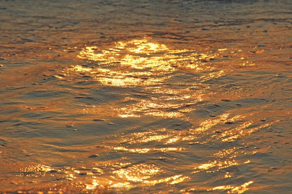 Goldenes und goldenes Meerwasser bei Sonnenuntergang oder Sonnenaufgang. schöne Meeressonne — Stockfoto