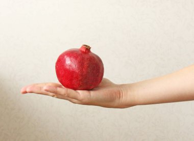 Granat. El Bombasının Meyvesi Elde Yatıyor.