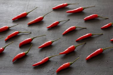 Siyah Masa Üzerinde Siyah Koyu Arka Plan Kırmızı Acı Biber. A