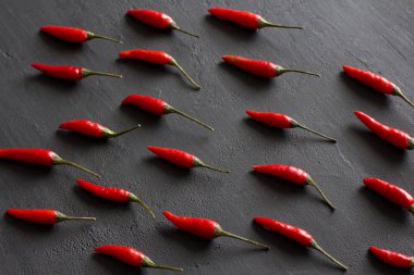Siyah Masa Üzerinde Siyah Koyu Arka Plan Kırmızı Acı Biber. A
