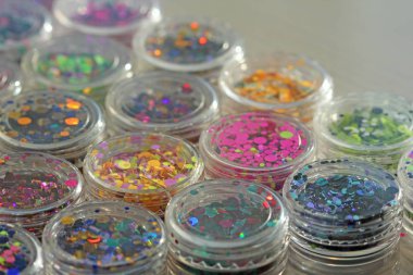 Bir Kavanoz çivi tasarımı için çok renkli Payetler. Glitter 