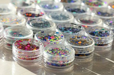 Bir Kavanoz çivi tasarımı için çok renkli Payetler. Glitter 