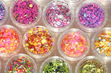 Bir Kavanoz çivi tasarımı için çok renkli Payetler. Glitter 