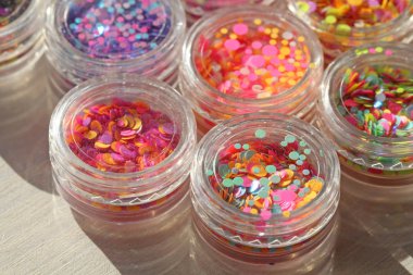 Bir Kavanoz çivi tasarımı için çok renkli Payetler. Glitter 