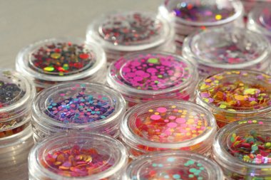 Bir Kavanoz çivi tasarımı için çok renkli Payetler. Glitter 