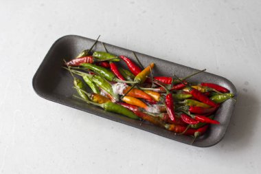 Kırmızı ve yeşil biber çürük çürümüş çürük meyveler. Rot