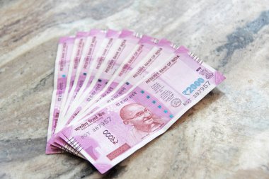 İki bin rupi, Hint parası ve banknotlar. 2,000 rupi