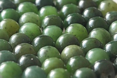 Doğal yeşil yeşim nefrite mineral taşları boncuk. Yeşil ve gras