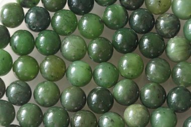 Doğal yeşil yeşim nefrite mineral taşları boncuk. Yeşil ve gras