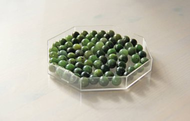 Doğal yeşil yeşim nefrite mineral taşları boncuk. Yeşil ve gras