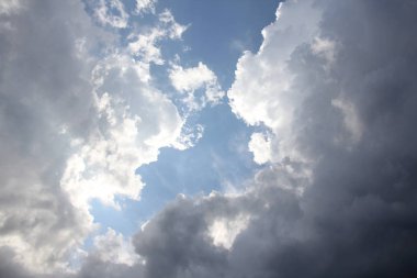 Mavi gökyüzü, beyaz bulutlar ve güneş