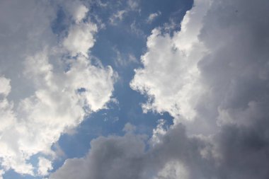 Mavi gökyüzü, beyaz bulutlar ve güneş