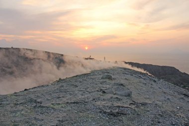 Vulcano Adası'nda Gri Hidrojen Volkan ı ve Volkan Kraterleri, Dudak