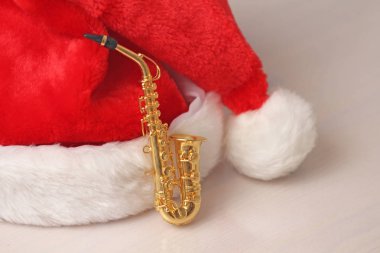 Saksafon ve Noel Baba'nın yeni yıl kırmızı şapkası