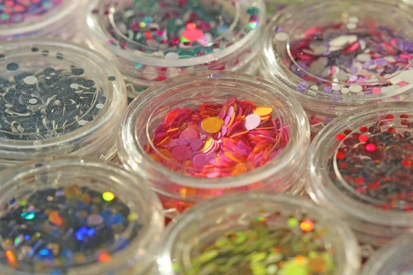 Lentejuelas multicolores para el diseño de clavos en un tarro. Glitter — Foto de Stock