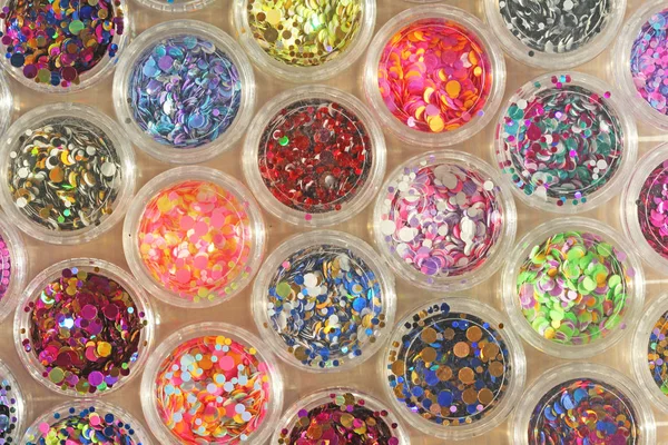 Flerfärgade paljetter för utformningen av naglar i en burk. Glitter — Stockfoto