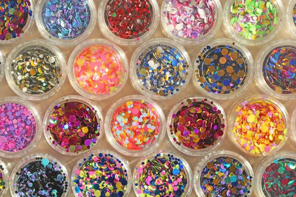 Flerfärgade paljetter för utformningen av naglar i en burk. Glitter — Stockfoto