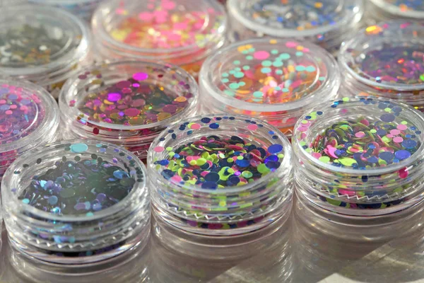 Lentejuelas multicolores para el diseño de clavos en un tarro. Glitter — Foto de Stock