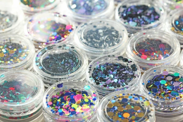 Lentejuelas multicolores para el diseño de clavos en un tarro. Glitter — Foto de Stock