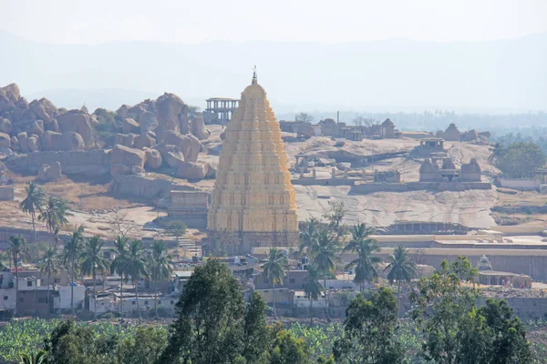 维鲁帕克沙寺汉皮,卡纳塔克邦,印度。从相反的视图 — 图库照片