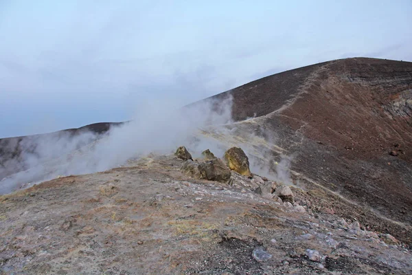 Сірий вулкан водню і кратерів вулкана на острові Вулькано, губа — стокове фото