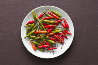 Kırmızı Acı Biber Siyah ve Koyu Modern Arka Plan veya Bla