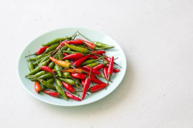 Kırmızı Acı Biber Modern Arka Plan veya Beyaz Masa, bir 