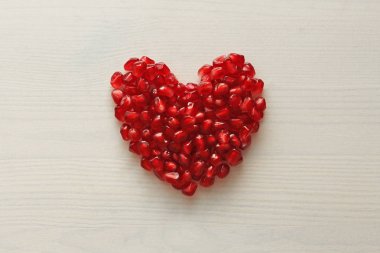 El bombalarının kırmızı kalbi. Büyük Olgun Kırmızı Granets veya Garnets. Meyve o