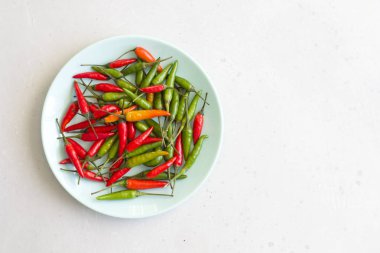 Kırmızı Acı Biber Modern Arka Plan veya Beyaz Masa, bir 