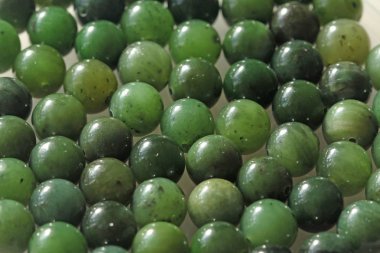 Doğal yeşil yeşim nefrite mineral taşları boncuk. Yeşil ve gras