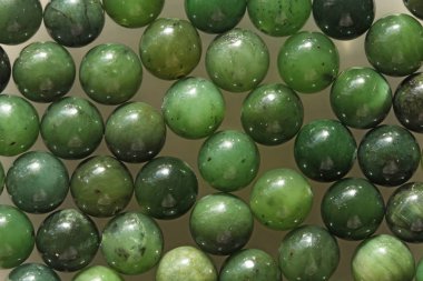 Doğal yeşil yeşim nefrite mineral taşları boncuk. Yeşil ve gras