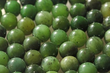 Doğal yeşil yeşim nefrite mineral taşları boncuk. Yeşil ve gras