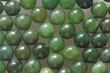 Doğal yeşil yeşim nefrite mineral taşları boncuk. Yeşil ve gras