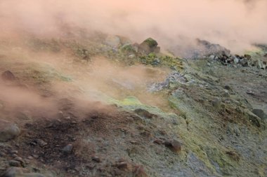 Vulcano Adası'nda Gri Hidrojen Volkan ı ve Volkan Kraterleri, Dudak