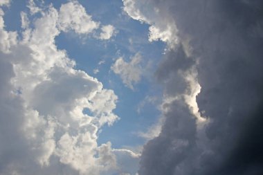 Mavi gökyüzü, beyaz bulutlar ve güneş