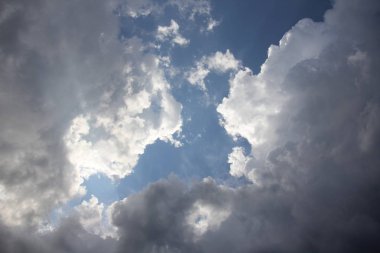 Mavi gökyüzü, beyaz bulutlar ve güneş