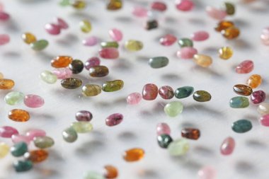 Turmalin. Doğal taş çok renkli Turmalin. Yeşil, Yello