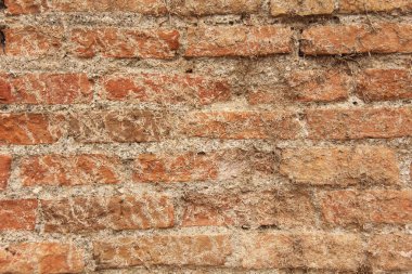 Eski Kırmızı Tuğla Duvarı ve Beyaz Brayed ve Çatlamış Eski Boya. R