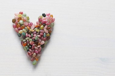 Kalp. Güzel kalp doğal taş Turmalin yapılmış. Kalp o